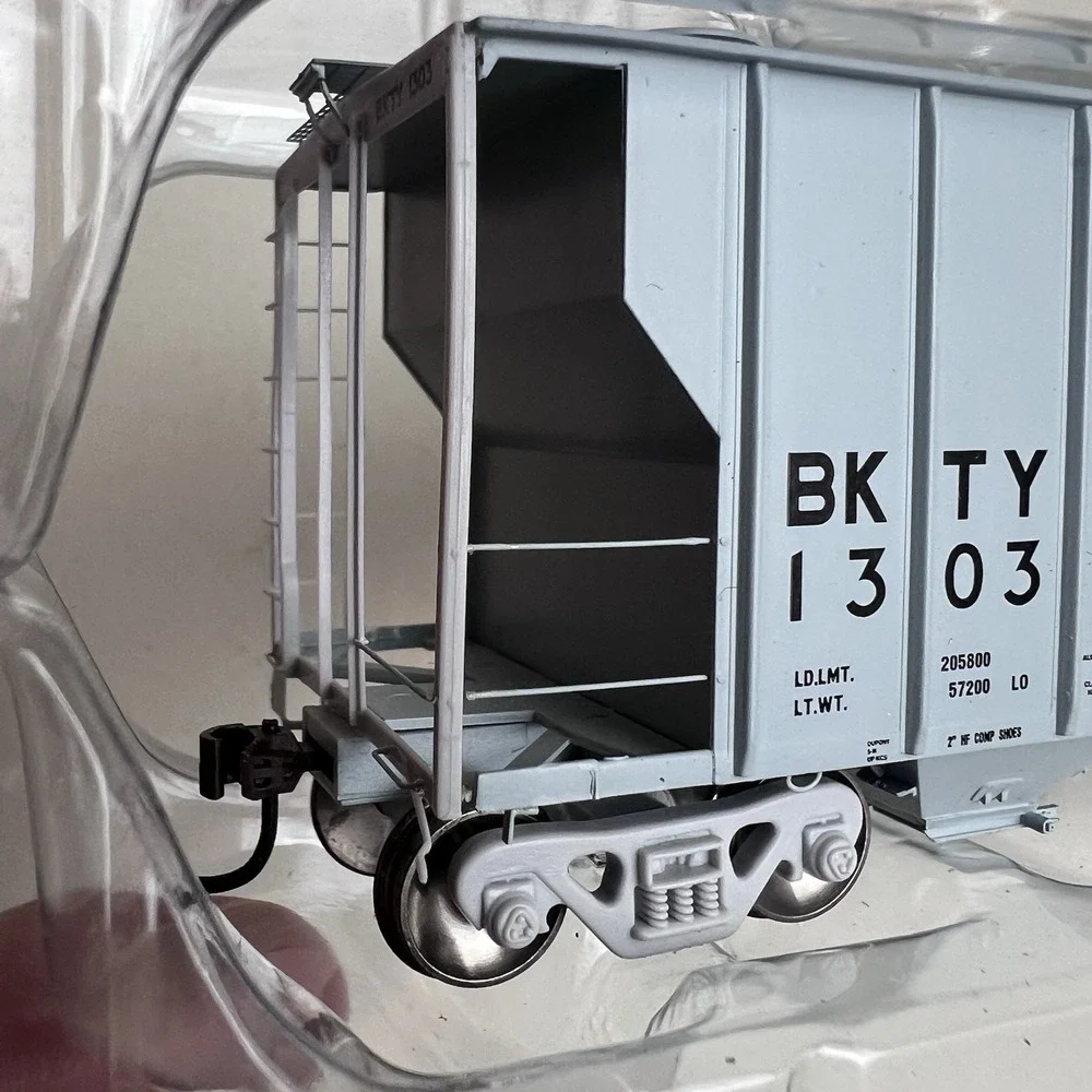 HO Scale Athearn Ready To Roll‎ UP/BKTY PS 2600 Covered Hopper 95552